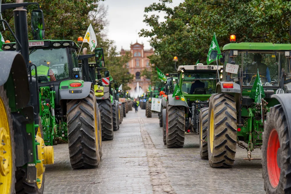 Imagen de la tractorada por las calles de Sevilla convocada en la jornada de hoy en rechazo al acuerdo UE-Mercosur.