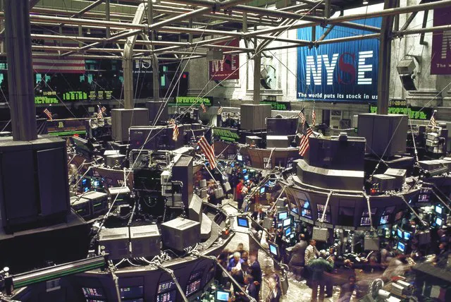 lossy-page1-640px-New_York_Stock_Exchange_trading_floor_on_Wall_Street,_New_York,_New_York_LCCN2011634218.tif (1)